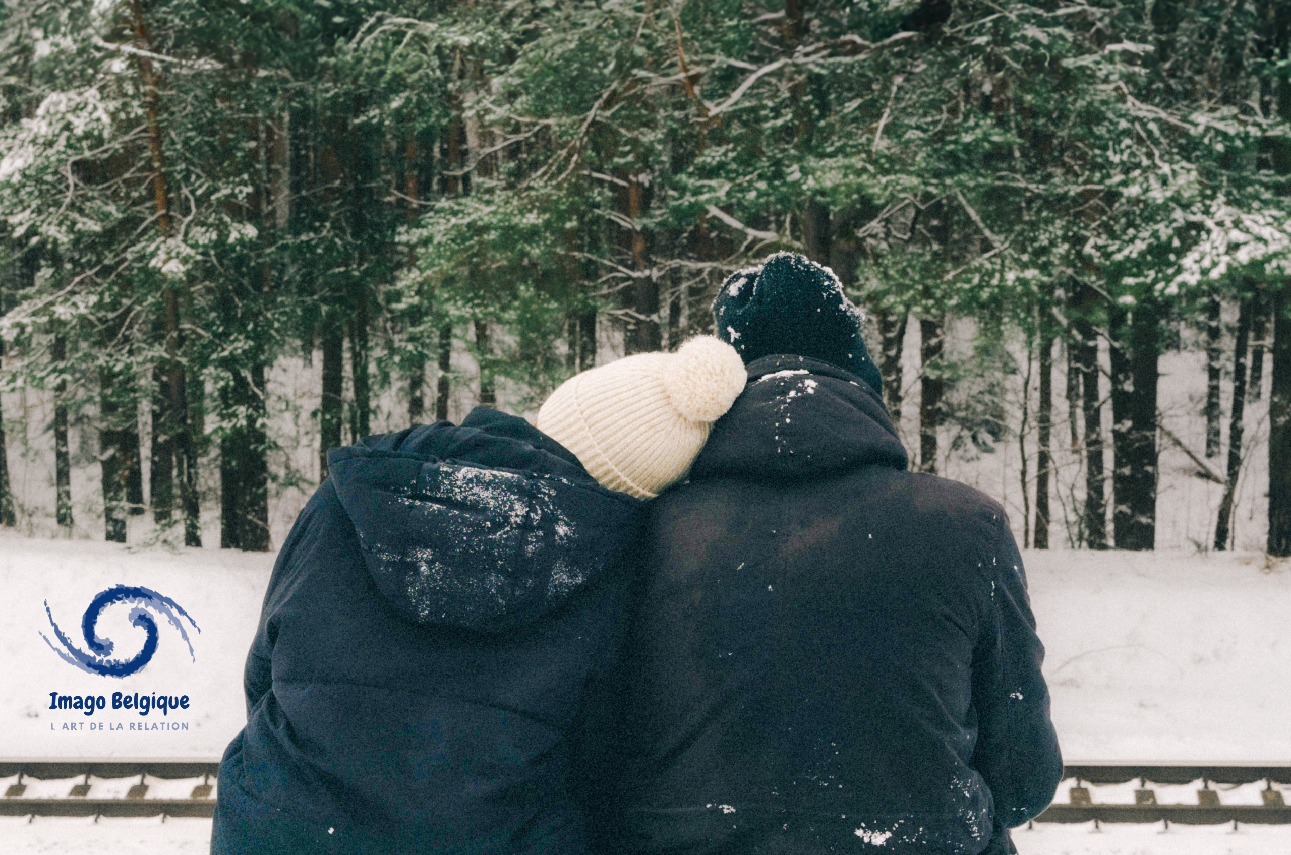 Couple expérimentant une relation consciente où deux réalités opposées coexistent en paix